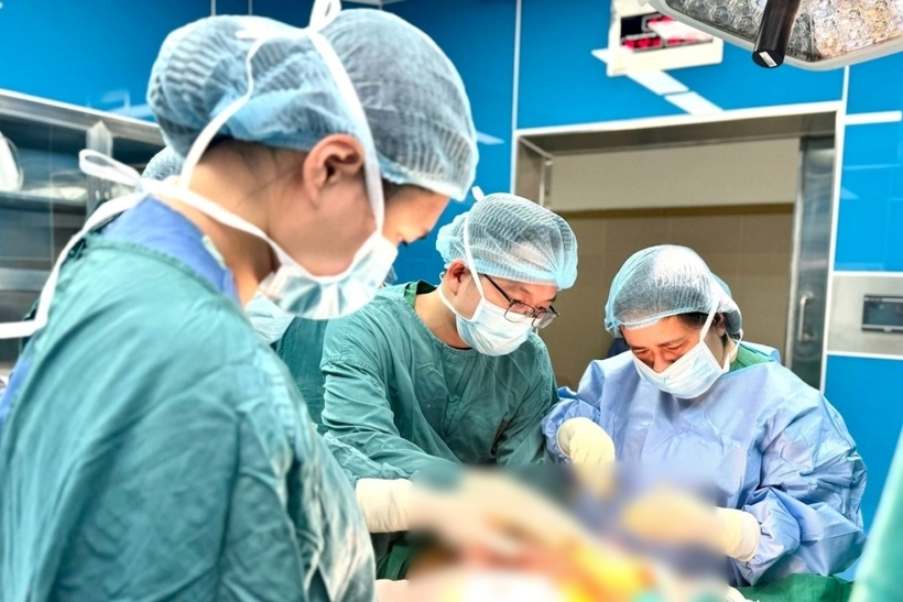 Các bác sĩ tiến hành phẫu thuật cho người phụ nữ. Ảnh: Dân Trí