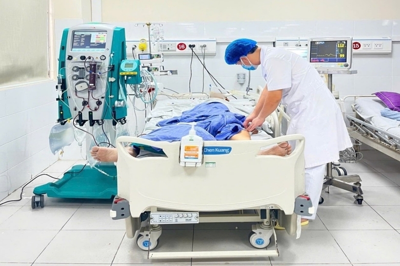 Bệnh nhân T. đang được điều trị, chăm sóc tích cực và hội chẩn nhiều chuyên khoa. Ảnh: Tri Thức