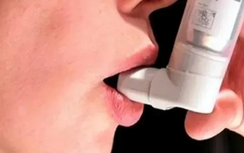 Người có tiền sử hen phế quản cần luôn mang theo thuốc xịt giãn phế quản trong người để đề phòng cơn hen có thể xảy ra bất cứ lúc nào. Ảnh minh họa: VTV Times