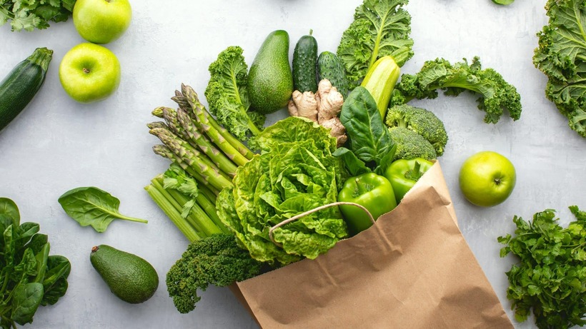 Rau xanh là nguồn dinh dưỡng giàu chất xơ và ít calo, giúp cơ thể no lâu và kiểm soát cơn thèm ăn.