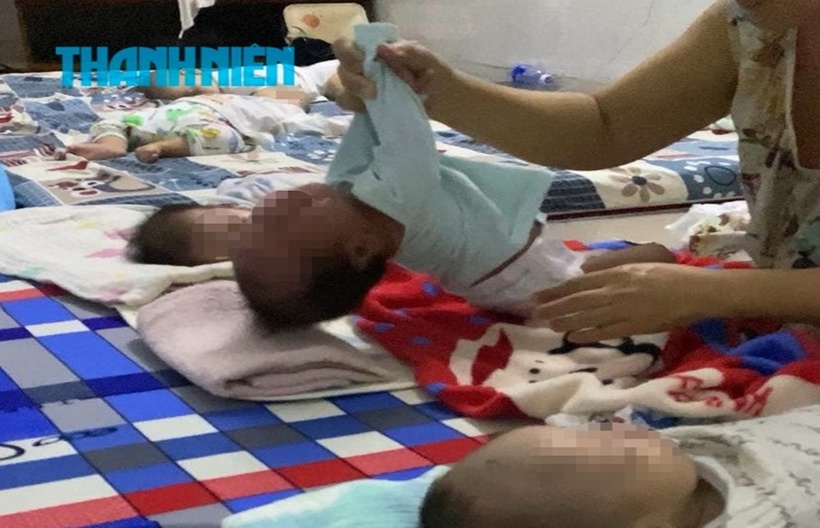 Một bé trai yếu ớt trườn người rơi ra khỏi nệm nên bà T. nắm một tay xách bé lên cao, rồi ném mạnh xuống nệm.
