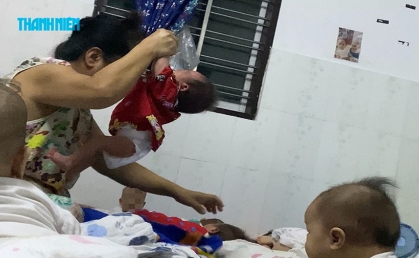 Em bé (chưa đầy 1 tháng tuổi) bị bảo mẫu T. bạo hành.