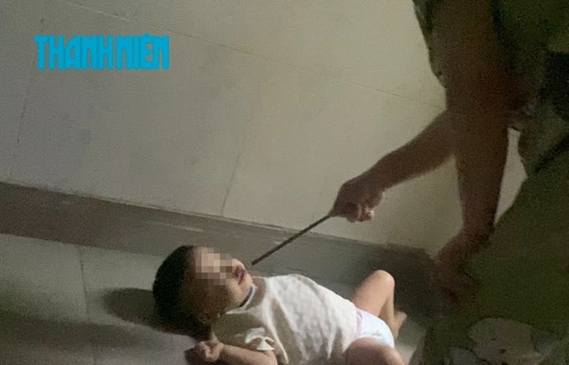 Một bảo mẫu tên C. cũng có hành vi bạo hành trẻ em. Bảo mẫu này chỉ đũa vào mặt, ép bé trai nín khóc.