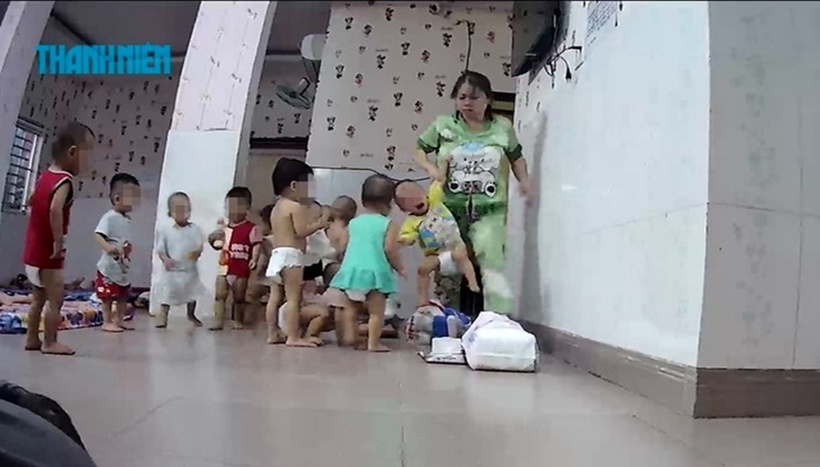 Bé trai bị bảo mẫu C. kéo mạnh tay lên cao, đau đớn gào khóc.