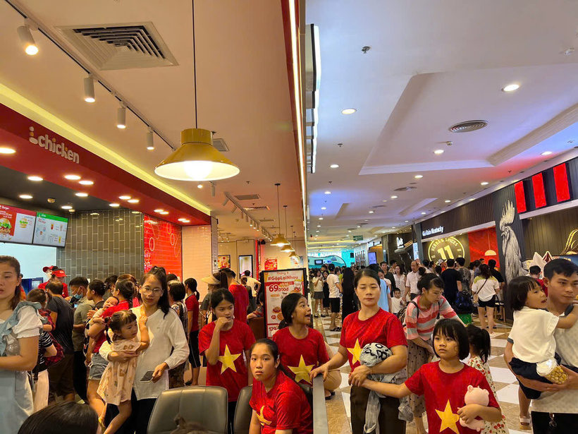 Các gian hàng ẩm thực hoạt động hết công suốt để phục vụ khách hàng