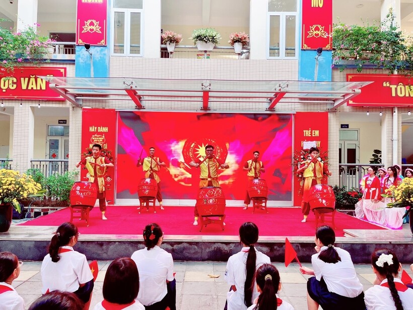 Học sinh, giáo viên Trường THCS Hoàng Hoa Thám hân hoan chào đón năm học mới - 4