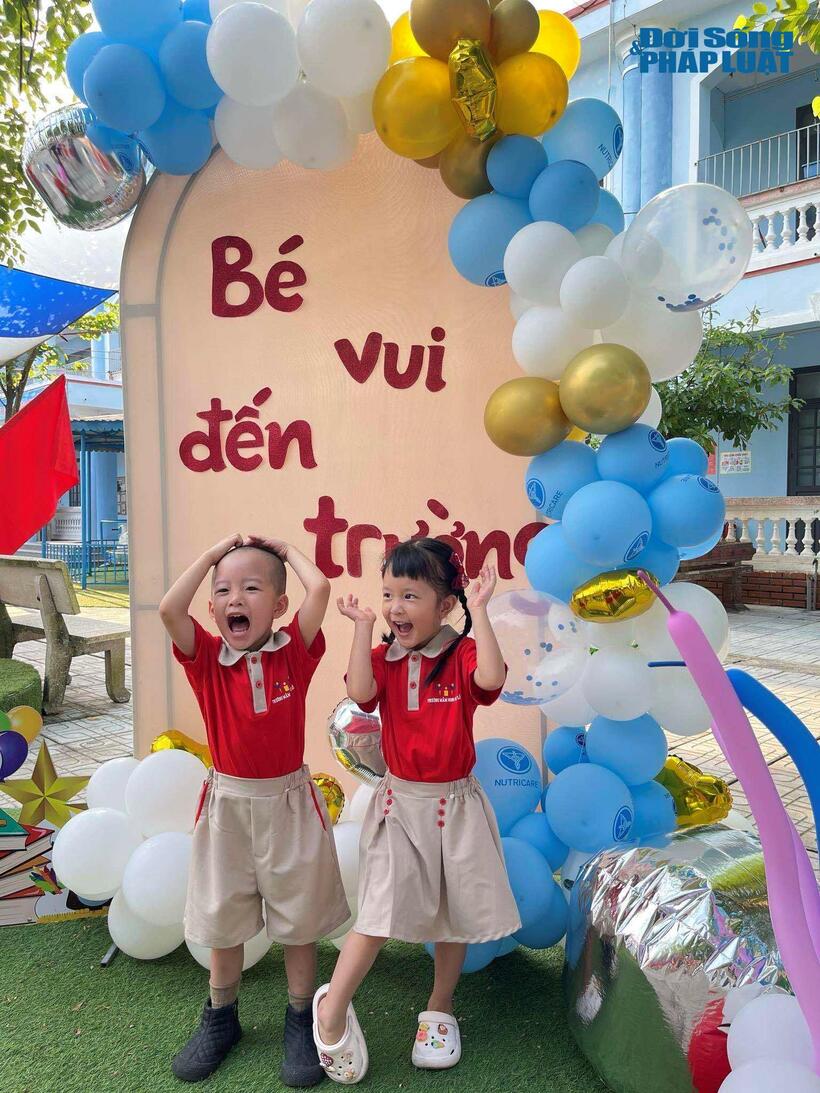 Trao đổi với PV Đời sống & Pháp luật, cô Phạm Thị Lan, Hiệu trưởng trường Mầm non Ngôi nhà tuổi thơ (quận Hà Đông, Hà Nội) cho biết, đối với các thầy cô giáo khai giảng không chỉ là ngày học sinh đến trường, bắt đầu năm học mới mà thành sự kiện lan tỏa những điều hạnh phúc: "Chính vì vậy, để chuẩn bị cho lễ khai giảng năm 2024- 2025, các thầy cô giáo trong trường đã chuẩn bị từ sớm, mọi công đoạn đều được làm tỉ mỉ, chi tiết với hy vong các con sẽ có nhiều niềm vui, hạnh phúc trong ngày đầu quay lại trường học sau nhiều tháng nghỉ hè. Chúc các con có 1 năm học mới thành công, hạnh phúc", cô Phạm Thị Lan nói.