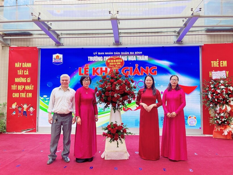 Cô giáo Hồ Thuận Yến – Bí thư Chi bộ, Hiệu trưởng nhà trường; cô giáo Nguyễn Lan Hương – Phó Hiệu trưởng nhà trường đại diện cho tập thể cán bộ, giáo viên nhân viên và học sinh nhà trường lên nhận những bó hoa chúc mừng từ UBND Quận, UBND Phường và Ban phụ huynh học sinh…