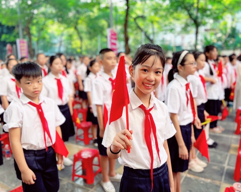 Các em học sinh Trường THCS Hoàng Hoa Thám (quận Ba Đình, Hà Nội) nô nức trong ngày Khai giảng năm học mới.