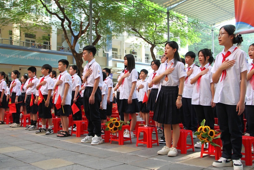 Niềm vui ánh lên trên gương mặt của các học sinh Trường Hoàng Hoa Thám.