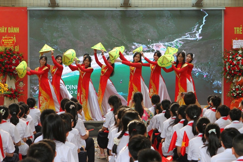 Thầy, trò Trường THCS Hoàng Hoa Thám chào mừng ngày hội khai trường.