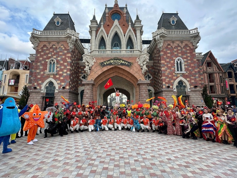 Đón và phục vụ 6 triệu người trong 3 ngày nghỉ lễ, “vũ trụ Vin” không có đối thủ - 7