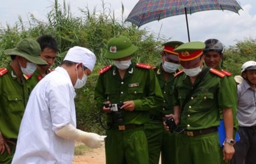 Lực lượng pháp y và Công an TP Quảng Ngãi tại hiện trường vụ án. Ảnh: Công an nhân dân
