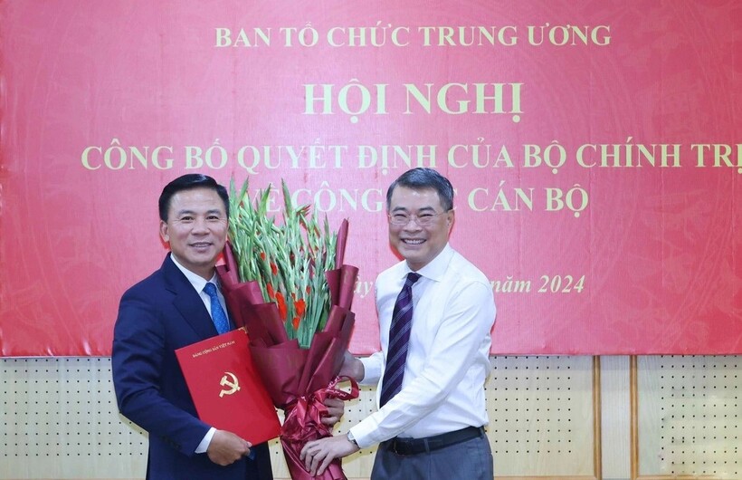 Ông Lê Minh Hưng trao quyết định và chúc mừng ông Đỗ Trọng Hưng - tân Phó Trưởng Ban Tổ chức Trung ương.