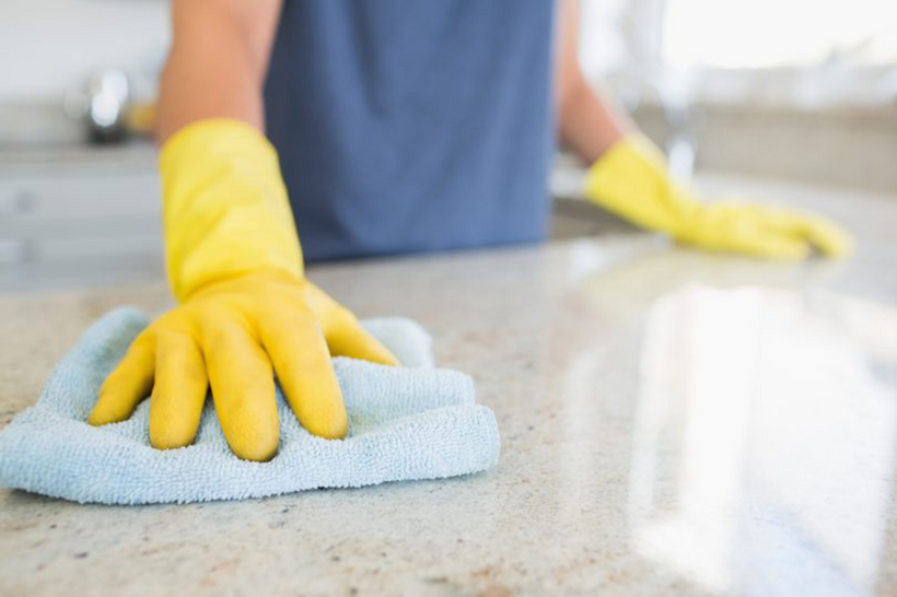 Nên xử lý ngay các vết bẩn cứng đầu ở bàn bếp để tránh gây ố vàng.