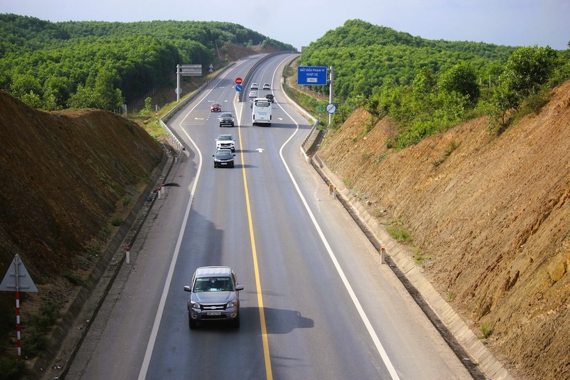 Một đoạn cao tốc Cam Lộ - La Sơn