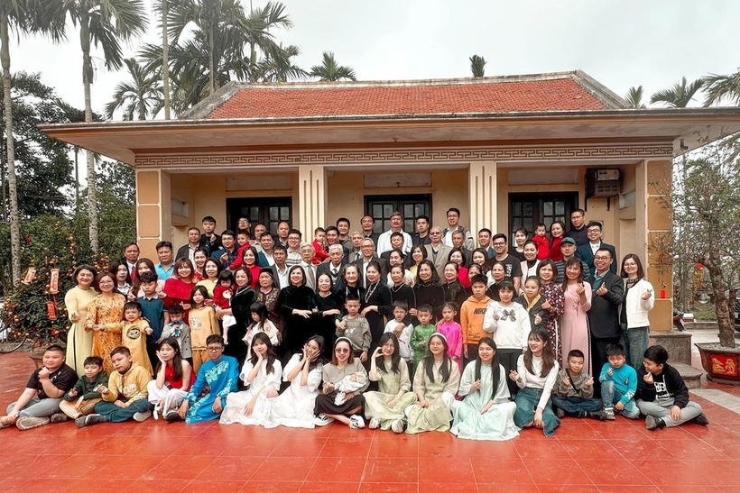 Bức ảnh đại gia đình có 120 thành viên ở Thái Bình thu hút sự quan tâm đặc biệt của dân mạng. Ảnh: Báo Dân trí.