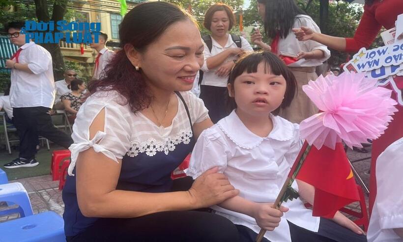 Chị Nguyễn Thị Lê Mai đến từ Phúc Tân, Hoàn Kiếm, TP Hà Nội là phụ huynh của học sinh Nguyễn Minh Châu năm nay vào lớp 1 của Trường PTCS Xã Đàn.