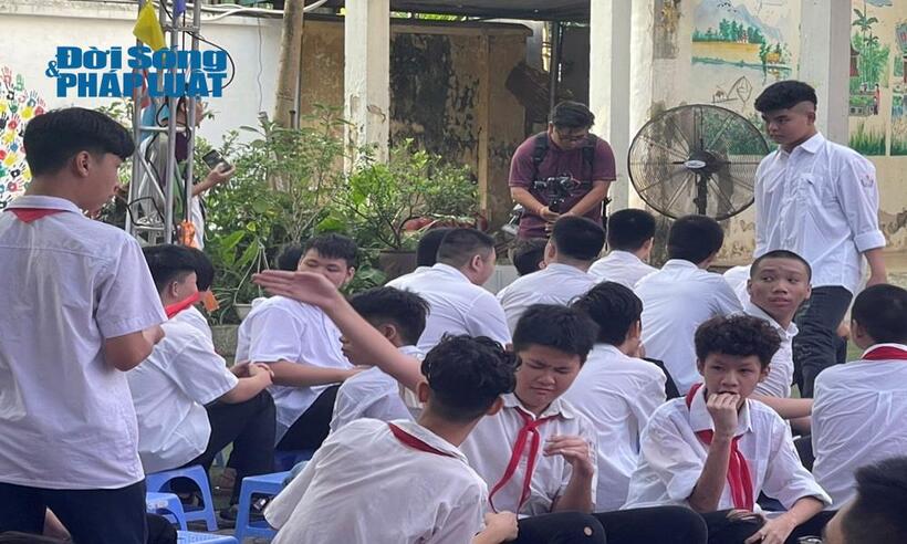 Các học sinh đang giao lưu trước buổi lễ khai giảng bằng ngôn ngữ cử chỉ riêng của mình.