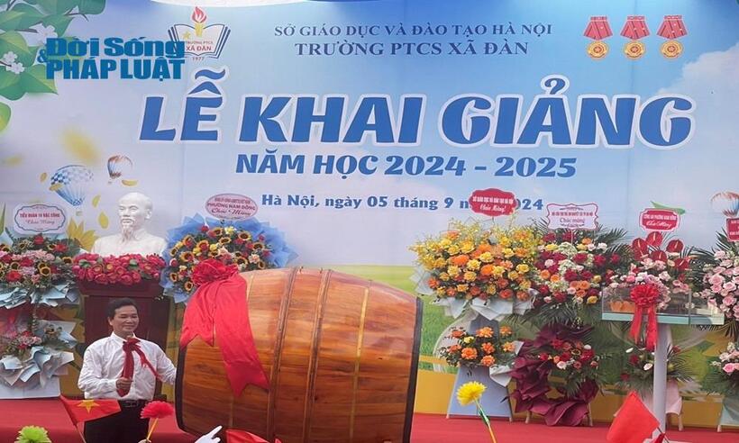 Thầy Phạm Văn Hoan, hiệu trưởng nhà trường đánh trống khai giảng năm học mới.