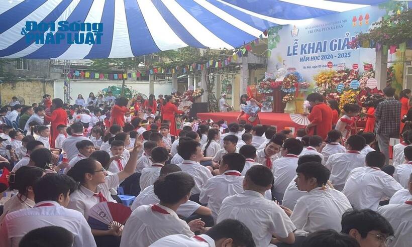 Các thầy cô giáo, học sinh của trường PTCS Xã Đàn chuẩn làm lễ khai giảng năm học mới.