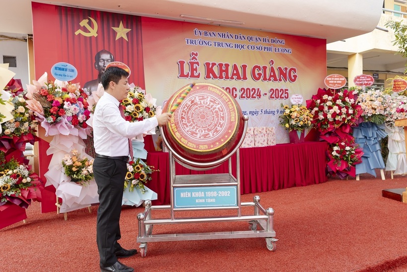 Hiệu trưởng Trường THCS Phú Lương đánh trống khai giảng.
