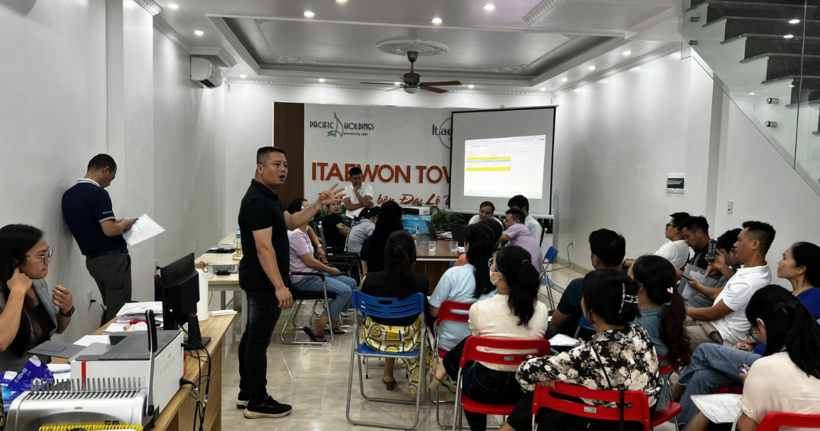 Các nhà đầu tư kêu đòi quyền lợi tại phiên làm việc ngày 26/8 do Công ty Cổ phần kinh doanh dịch vụ thương mại Cầu Vồng Hoa Lan 7&1 tổ chức.