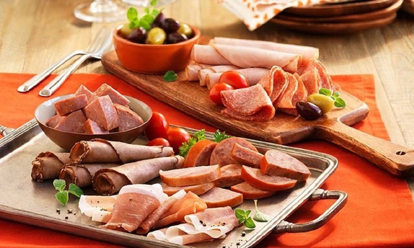 Đồ ăn nhanh thường chứa nhiều chất béo và muối. Ảnh minh họa