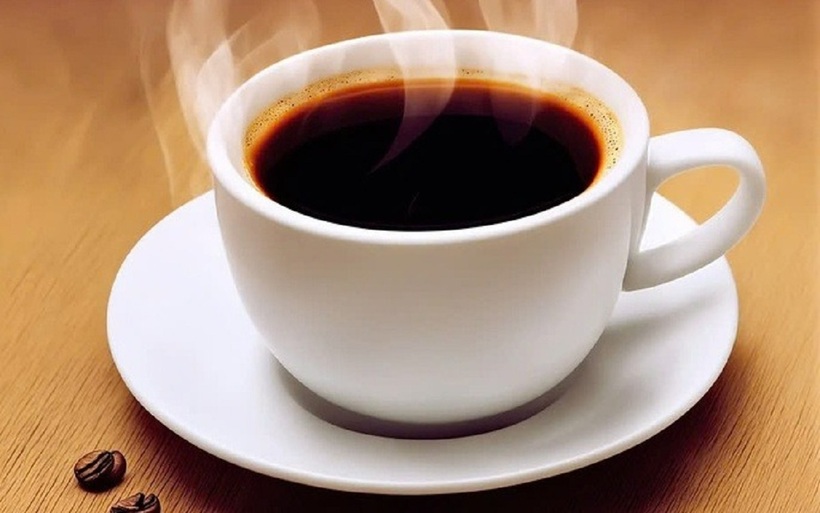 Uống quá nhiều caffeine có thể làm tăng huyết áp tạm thời. Ảnh minh họa