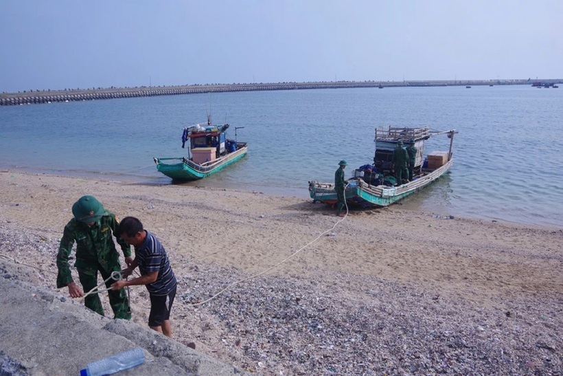 Lực lượng biên phòng hỗ trợ người dân di chuyển tàu lên bờ tại âu cảng Bạch Long Vĩ. Ảnh: PLO