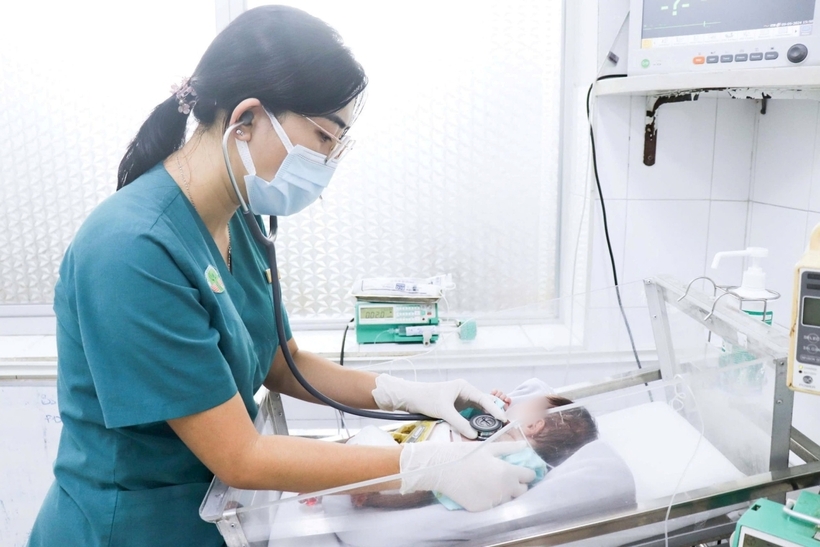 Tình trạng bệnh nhi sau phẫu thuật phục hồi, dần ổn định. Ảnh: Đại Đoàn Kết