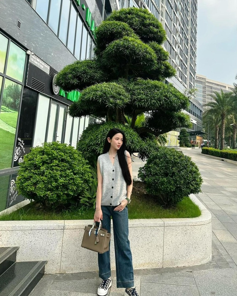 Bộ sưu tập túi xách hàng hiệu của vợ Quang Hải có sự xuất hiện của một thiết kế thuộc dòng Birkin mang tông màu ghi.