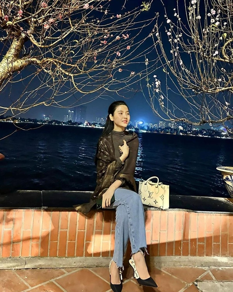 "Từ đầu đến chân" của Chu Thanh Huyền toàn hàng hiệu khi diện giày từ thương hiệu Dior, khăn choàng đen và túi xách của Louis Vuitton.