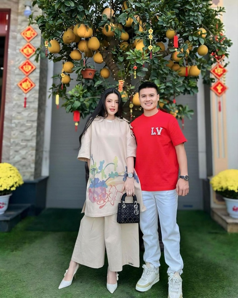 Để tăng thêm phần "chanh xả" khi xúng xính xuống phố trong tà áo dài cách tân hoà trộn giữa nét đẹp truyền thông và hơi thở hiện đại, cô phối cùng mẫu túi xách đến từ "nhà mốt" đình đám.