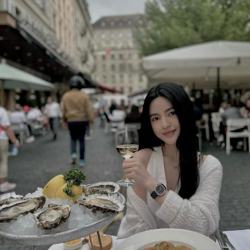 Chu Thanh Huyền còn sở hữu thêm một mẫu đồng hồ đeo tay, mặt tròn, dây da màu đen. Món phụ kiện này cũng được bán ở đa dạng mức giá, rơi vào khoảng 169 USD - 3500 USD (từ 4 triệu - 87 triệu đồng).