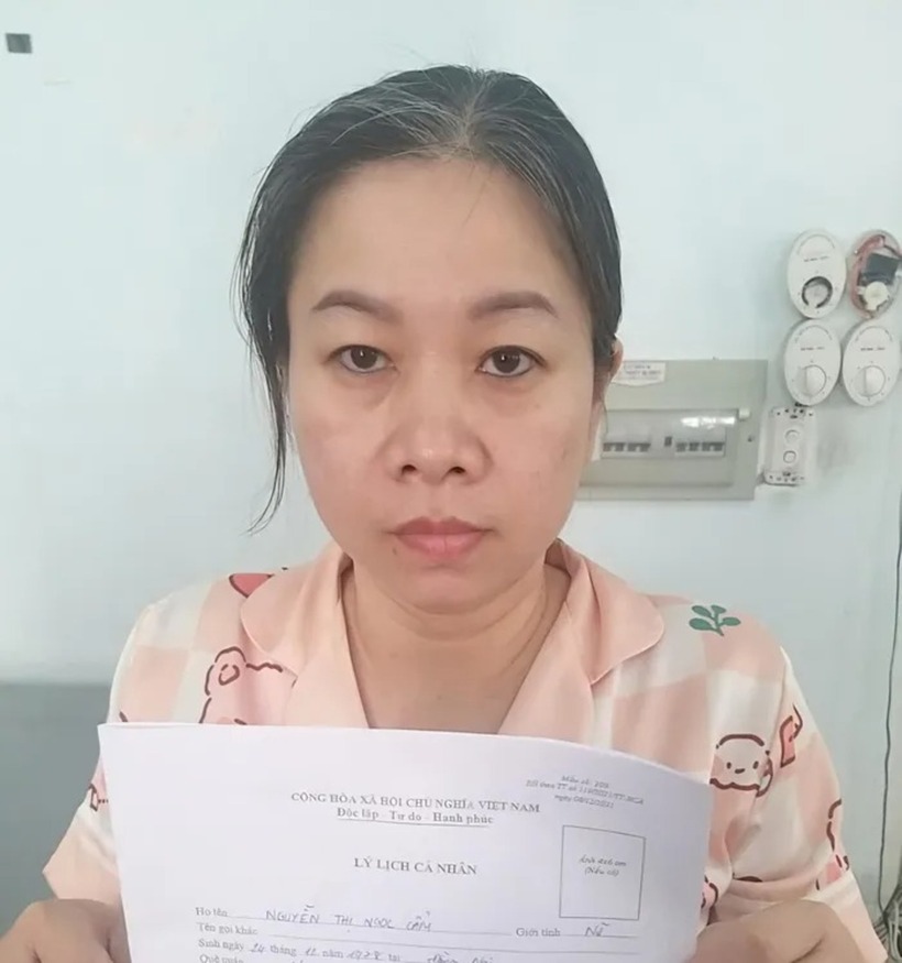 Đối tượng Nguyễn Thị Ngọc Cẩm thừa nhận bạo hành trẻ tại Mái ấm Hoa Hồng. Ảnh: Giao Thông