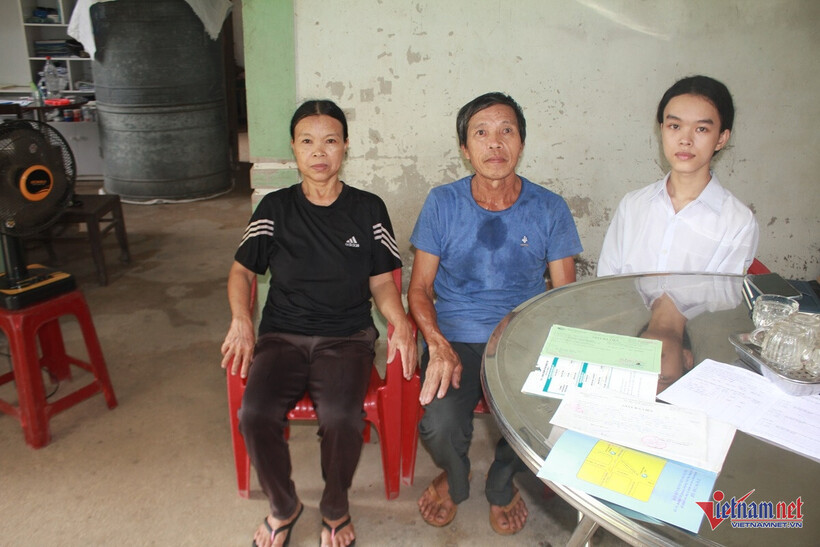 Gia đình em Quyến rất vui mừng khi nhận được thông báo học bổng từ Đại học Duy Tân.. Ảnh: Vietnamnet