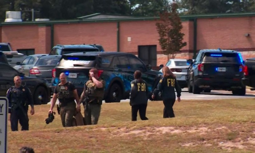 Đặc vụ FBI có mặt tại hiện trường xả súng ở trường Apalachee hôm 4/9. Ảnh: WANF