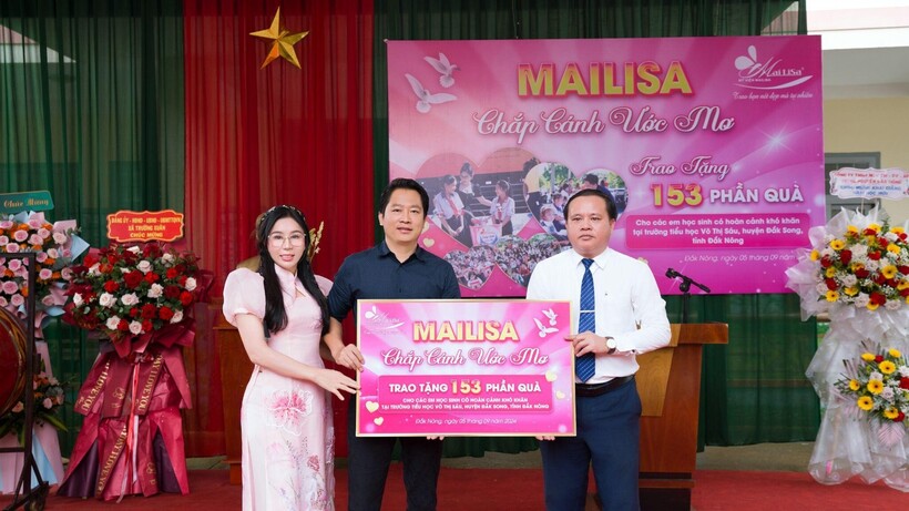 Vợ chồng doanh nhân Phan Thị Mai và Hoàng Kim Khánh - Chủ TMV Mailisa cùng đại diện Trường Tiểu học Võ Thị Sáu, xã Trường Xuân, huyện Đắk Song, tỉnh Đắk Nông