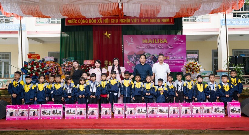 Hơn 153 phần quà, 23 chiếc xe đạp được trao cho 130 em học sinh có hoàn cảnh khó khăn tại trường Tiểu học Võ Thị Sáu,tỉnh Đắk Nông