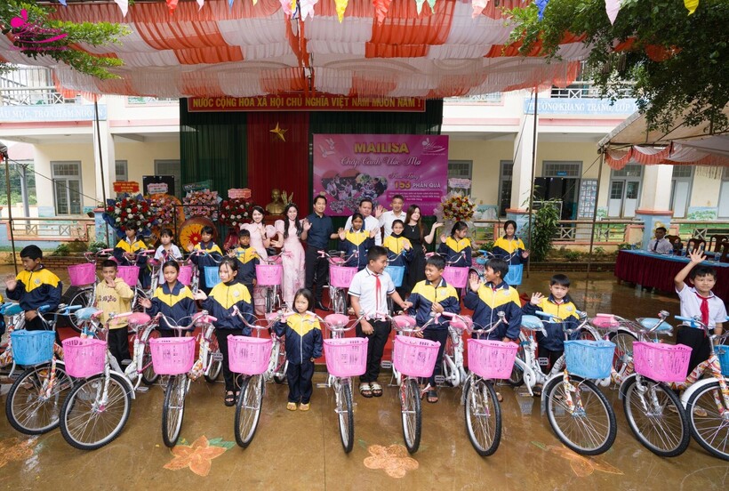 Các em học sinh Trường Tiểu học Võ Thị Sáu rạng rỡ, tràn ngập niềm vui khi nhận những phần quà đầy ý nghĩa từ Mailisa