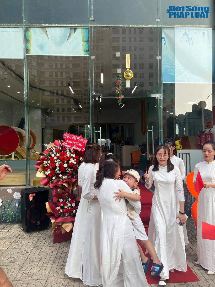 Tại trường Mầm non Ngôi nhà Tuổi thơ (quận Hà Đông, Hà Nội) nhiều phụ huynh háo hức đưa con đến trường dự lễ khai giảng.
