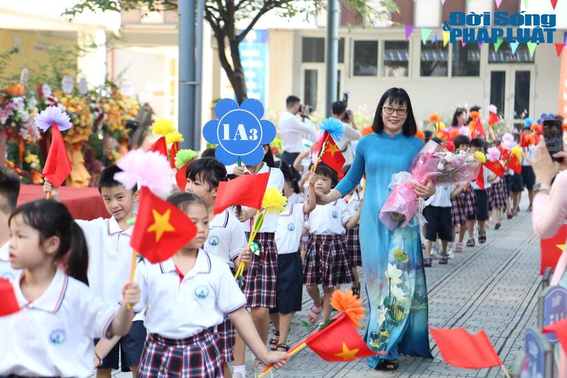 Khối tiểu học mới vào lớp 1 háo hức khi được đón khai giảng đầu tiên tại trường.