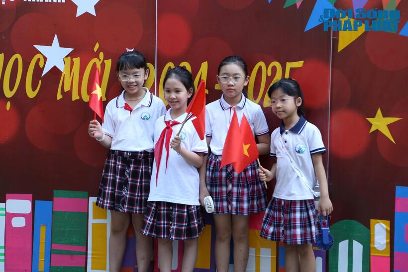 Sáng 5/9, thầy và trò Trường Tiểu học Ngọc Khánh (quận Ba Đình, Hà Nội) tưng bừng tổ chức lễ khai giảng năm học mới 2023-2024.
