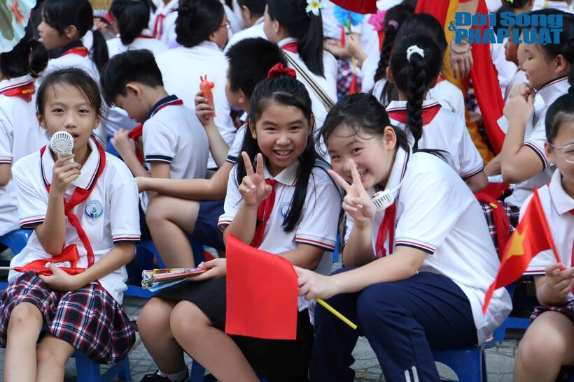 Nụ cười rạng rỡ của các học sinh trong ngày khai trường bắt đầu năm học mới