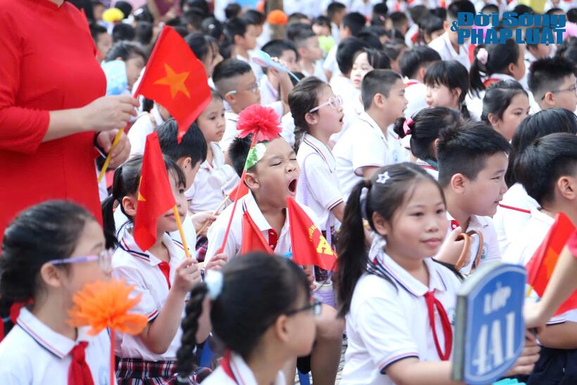 Hình ảnh các em học sinh trong lễ khai giảng năm học mới tại trường Tiểu học Ngọc Khánh.
