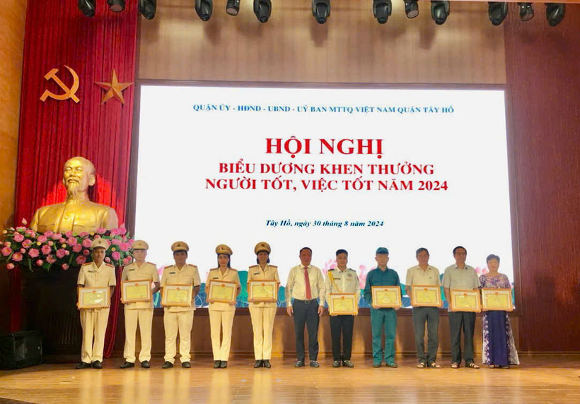 Được tặng danh hiệu “người tốt, việc tốt” vì đã trả lại túi xách có 500 triệu đồng cho “khổ chủ” - 2