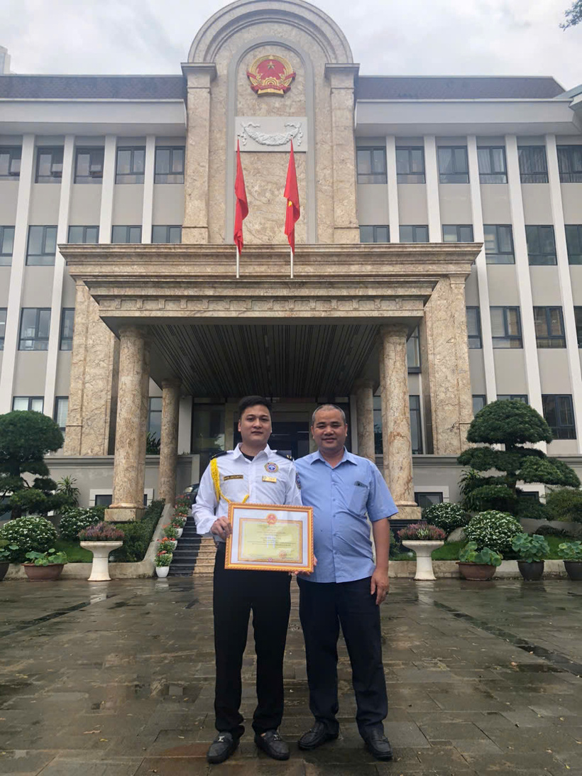 Anh Vũ Hồng Sơn (bên trái)
