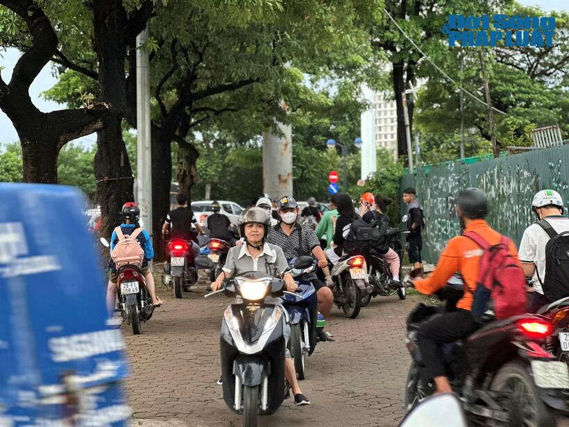 Dòng người lưu thông một cách hỗn loạn, tận dụng vỉa hè để di chuyển.