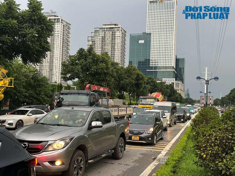Dòng xe nối đuôi nhau trên đường Châu Văn Liêm.